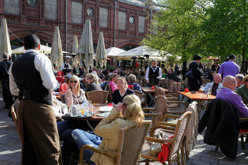 Berlin  Deutschland  Kellner bedient Gaeste in einem Strassencafe am Hackenschen Markt