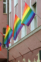 Berlin  Deutschland  Regenbogenflaggen an einer Hauswand