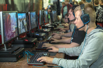 Posen  Polen  Besucher auf der Poznan Game Arena spielen Computerspiele