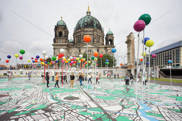 Berlin  Deutschland  Besucher auf dem groessten begehbaren Stadtplan von Berlin