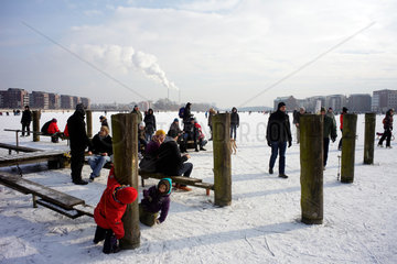 Berlin  Deutschland  Menschen auf dem zugefrorenen Rummelsburger See