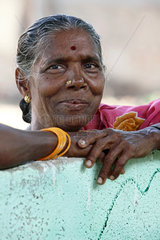 Alikuppam  Indien  das Portraet einer laechelnden aelteren Frau
