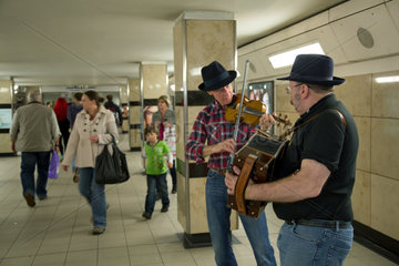 London  Grossbritannien  zwei Folkmusiker beim Zugang zur U-Bahn-Station Leicester Square