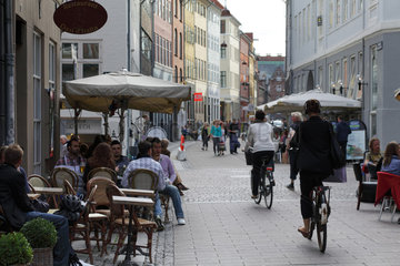 Kopenhagen  Daenemark  Gaeste in Strassencafes in der Kopagnistraede