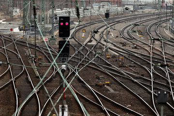 Hamburg  Deutschland  Gleisanlagen mit vielen Weichen am Hamburger Hauptbahnhof