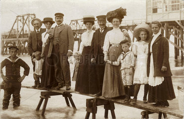 Familie  Touristen im Seebad Ahlbeck  Usedom  um 1909