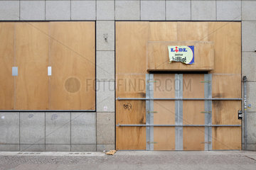 Berlin  Deutschland  Holzplatten schuetzen Schaufenster vor 1. Mai-Krawallen