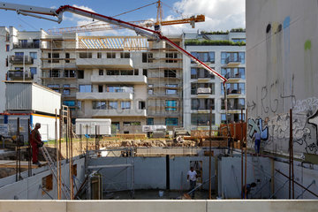 Berlin  Deutschland  Baustellen fuer Wohngebaeude auf dem ehemaligen Grenzstreifen