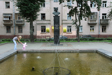 Gomel  Weissrussland  eine Mutter mit ihrem Kind am Denkmal von Pavel Osipovich Suchoj