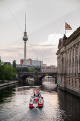 Berlin  Deutschland  Bootsfahrt auf der Spree