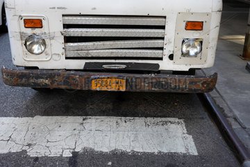 New York  USA  provisorische Reparatur der Scheinwerfer an einem Lieferwagen