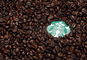 Berlin  Deutschland  Kaffeebohnen mit Starbuckslogo