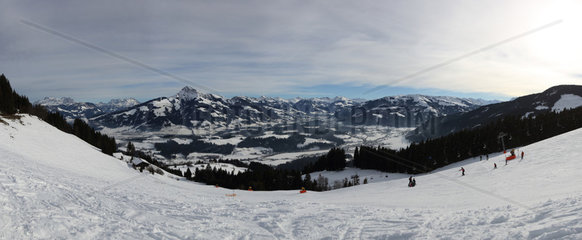 Kitzbuehel  Oesterreich  Winterlandschaft mit Blick auf die Alpen