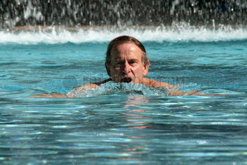 Costa Adeje  Spanien  Mann beim Brustschwimmen im Schwimmbad