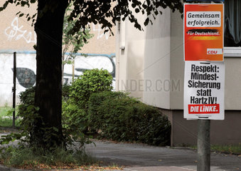 Berlin  Deutschland  Wahlplakate der CDU und der Partei Die Linke zur Bundestagswahl an einer Laterne