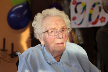 Berlin  Deutschland  Seniorin an ihrem 90. Geburtstag im Portrait