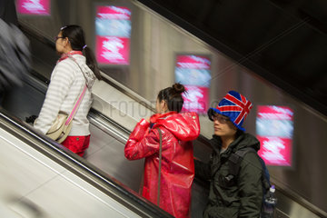 London  Grossbritannien  Menschen auf der Rolltreppe