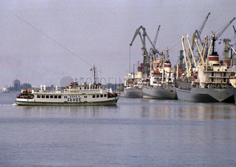 Rostock  DDR  Frachtschiffe und Faehre im Ueberseehafen Rostock