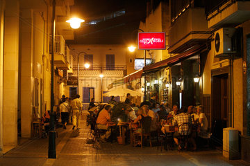 Port d'Alcudia  Mallorca  Spanien  Gaeste sitzen abends in der Hosteria Romana Gli Angeli