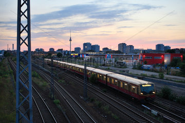 Berlin  Deutschland  S-Bahnzug an der Warschauer Bruecke