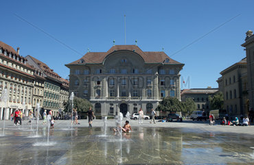 Bern  Schweiz  der Bundesplatz mit historischen Gebaeuden und der Schweizerischen Nationalbank