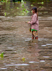 Kampong Cham  Kambodscha  ein Kind laeuft durch die ueberschwemmte Innenstadt