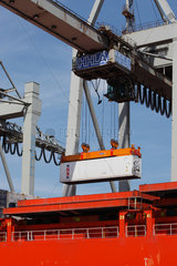 Hamburg  Deutschland  Containerverladung auf ein Containerschiff