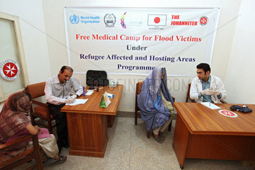 Peshawar  Pakistan  Patienten und Helfer in einer Gesundheitsstation