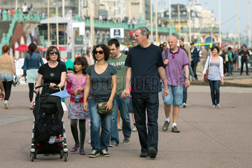 Brighton  Grossbritannien  Menschen spazieren am Strand