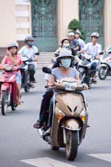 Ho-Chi-Minh-Stadt  Vietnam  Mopedfahrer auf der Strasse