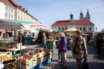 Magdeburg  Deutschland  Marktstaende auf dem Marktplatz vor dem Rathaus