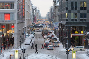 Berlin  Deutschland  Autos und Passanten in der verschneiten Friedrichstrasse