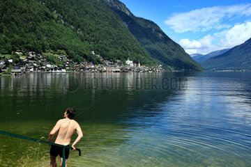 Hallstatt  Oesterreich  ein Mann geht im Hallstaetter See baden