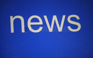 Symbolfoto  Wort news auf blauem Bildschirm
