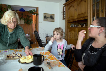 Breslau  Polen  Grossmutter  Enkelin und Tochter bei Kaffee und Kuchen