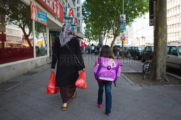 Berlin  Deutschland  eine muslimische Mutter mit ihrer Tochter