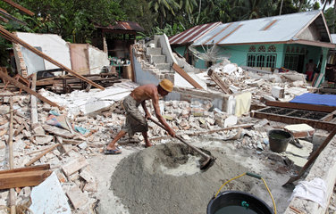 Kampuang Bukik catiak Tawang  Indonesien  Aufraeumarbeiten im Erdbebengebiet