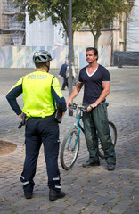 Muenster  Deutschland  eine Polizist auf Radstreife kontrolliert einen Fahrradfahrer