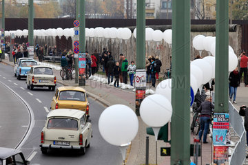 Berlin  Deutschland  Ballons der Lichtgrenze an der Gedenkstaette Berliner Mauer in Berlin-Mitte