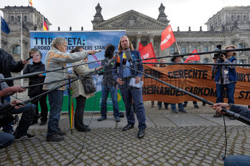 Berlin  Deutschland  Gruenen-Fraktionschef Anton Hofreiter waehrend der TTIP-Protestaktion vor dem Reichstag