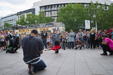 Berlin  Deutschland  Breakdancer auf dem Breitscheidplatz