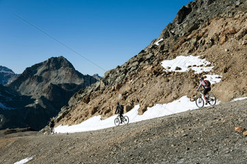 St. Moritz  Schweiz  Fahrradfaher auf der Abfahrt vom Gipfel des Piz Nair