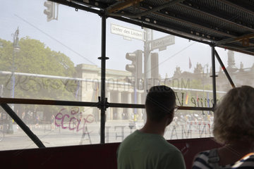 Berlin  Deutschland  Menschen in einem Passantenschutztunnel einer Baustelle