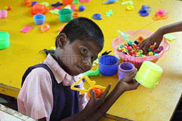 Mettupalayam  Indien  ein geistig behinderter Junge im Life Help Centre for the Handicapped