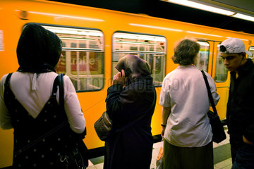Berlin  Deutschland  Szene auf einem Berliner U-Bahnhof