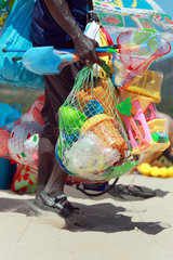 Santa Margherita di Pula  Italien  Spielzeug fuer den Strand in einem Netz