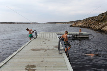 Stocken  Schweden  Badegaeste auf dem Badesteg an der Schaerenkueste