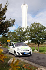 Teichland  Deutschland  Elektroauto CETOS mit dem Aussichtsturm des Erlebnisparks Teichland