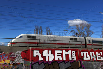 Berlin  Deutschland  ICE faehrt ueber eine mit Graffiti bespruehte Bahntrasse