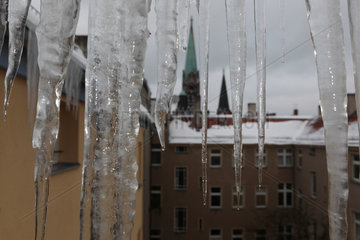 Berlin  Deutschland  Eiszapfen haengen am Dach eines Hauses